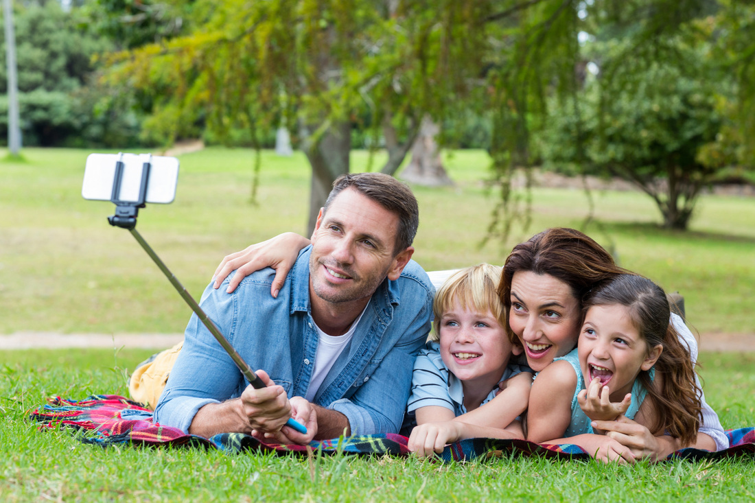 Podie Selfie Stick Family Picnic